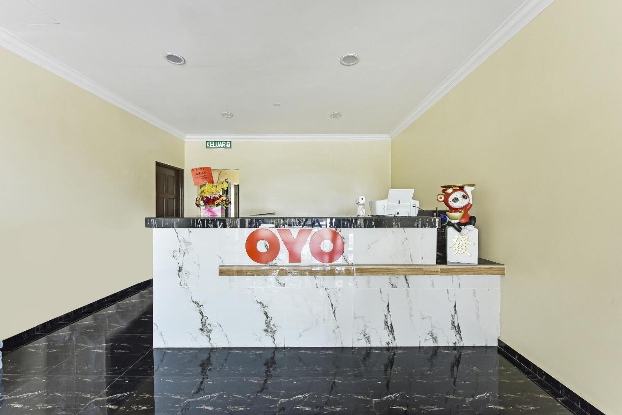 Oyo 90445 Th Hotel Bahau Exterior foto