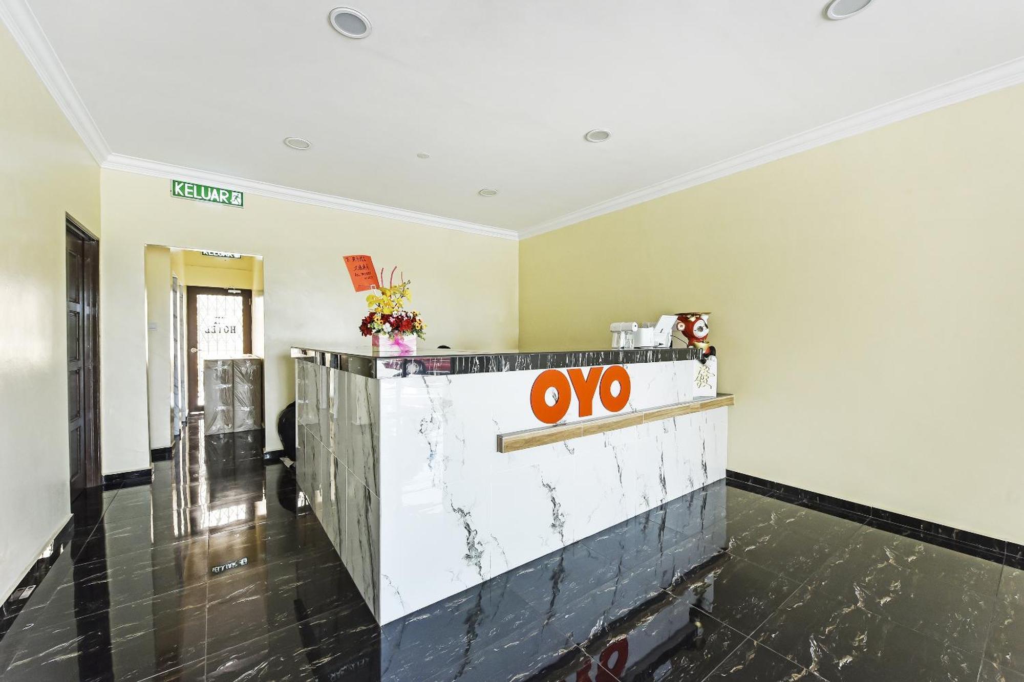 Oyo 90445 Th Hotel Bahau Exterior foto